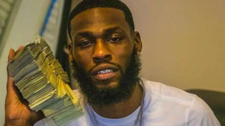 Empleado de un banco roba más de 88.000 dólares y termina arrestado tras publicar fajos de dinero en sus redes sociales