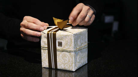 VIDEO: Un 'lifehack' enseña a envolver un regalo con un papel demasiado pequeño (y deja perpleja a la Red por lo sencillo que es)