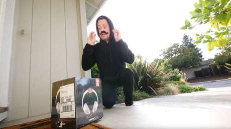 VIDEO: Le roban unos auriculares falsos de un exingeniero de la NASA y una bomba fétida hace que se arrepientan