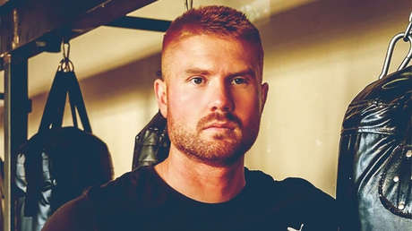 VIDEO: Cancelan una pelea de pesos pesados tras el insólito accidente del defensor del título en pleno cuadrilátero