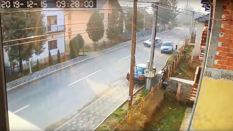 VIDEO: Un hombre se salva por los pelos de ser arrollado por dos coches que chocaron