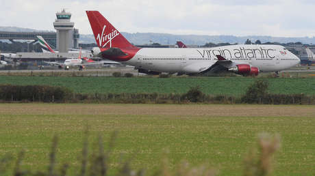 Un hombre cede su asiento de primera clase en un vuelo transatlántico a una mujer de 88 años, haciendo realidad su "sueño" (FOTOS)
