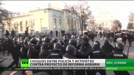Enfrentamientos entre activistas y policías durante marchas contra el proyecto de reforma agraria en Ucrania