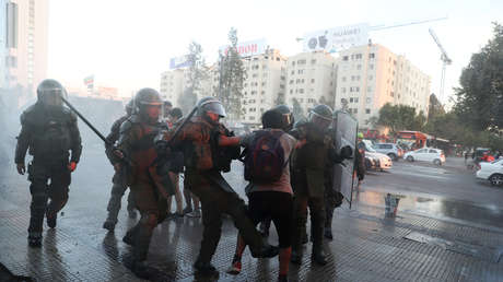Carabineros aplican "tolerancia cero" a las protestas en Santiago y arrojan gas lacrimógeno a manifestantes