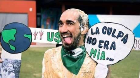 Un joven festeja su graduación con un 'disfraz' que se burla de las víctimas de feminicidio y la universidad le quita el título