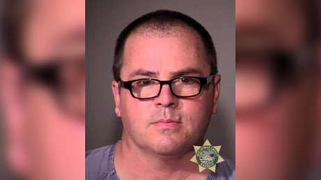 Golpea con un bate a un administrador universitario que no intercedió a favor de su hija en un supuesto caso de violación