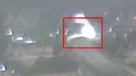 VIDEO: Momento en el que un coche fuera de control sale volando de un puente en México