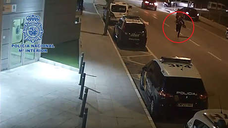 VIDEO: Un policía salva la vida a un niño en plena calle en España tras atragantarse con un trozo de comida