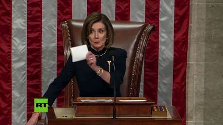 VIDEO: Los demócratas celebran el 'impeachment' contra Donald Trump y Pelosi los silencia con una fulminante mirada