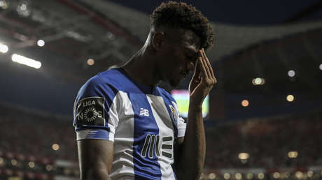 VIDEO: Un futbolista noquea a otro con una patada de artes marciales en la cabeza