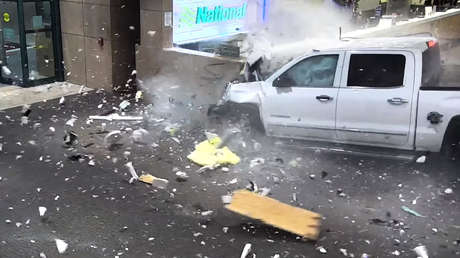 VIDEO: Una camioneta irrumpe en la sala de recogida de equipaje de un aeropuerto de Florida