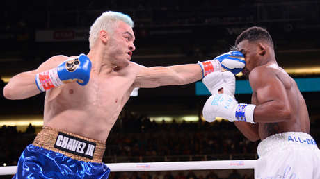 VIDEOS: Hijo del legendario boxeador Julio César Chávez detiene una pelea por una fractura y provoca la ira del público