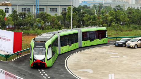 VIDEO: El primer tren sin conductor ni raíles ya funciona en China