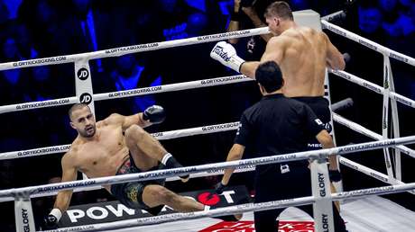 VIDEO: Excampeón de kickboxing derriba a su contrincante dos veces pero tras una patada giratoria pierde de la peor forma