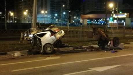 VIDEO: Un coche se parte en dos al estrellarse contra un poste en Rusia