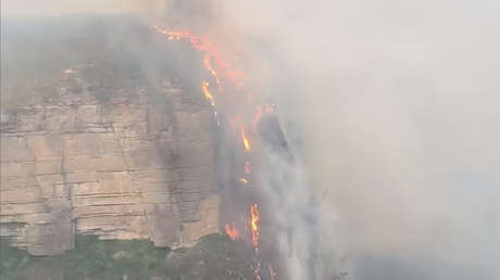 VIDEO: 'Cascada de fuego' provocada por los voraces incendios cae por unos acantilados en Australia