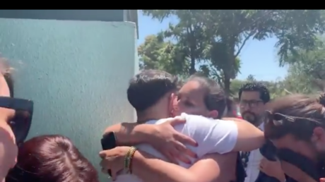 "Este castigo fue desmesurado": Profesor acusado de dañar el metro de Santiago de Chile sale de prisión preventiva