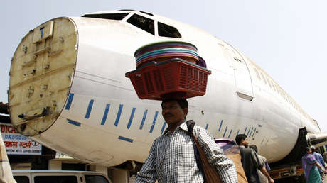 Un avión queda atrapado bajo un puente mientras era trasladado por un camión en la India (VIDEO)
