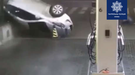 VIDEO: Chofer de camión muere por dormirse al volante tras arrollar un auto y casi matar a su conductor