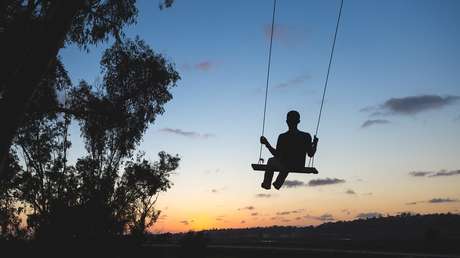 "¿En qué dirección está mirando?": Video viral de un hombre columpiándose desata debate en la Red