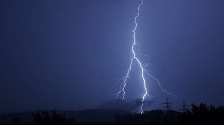 Un rayo cae a pocos metros de un candidato al Congreso de Perú (VIDEO)