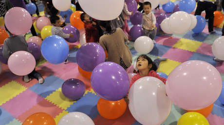 VIDEO: Una viga de acero cae junto con cientos de globos y hiere a dos personas en un centro comercial de China