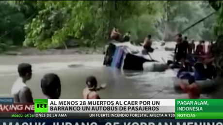 Indonesia: Al menos 28 muertos al caer por un barranco un autobús de pasajeros