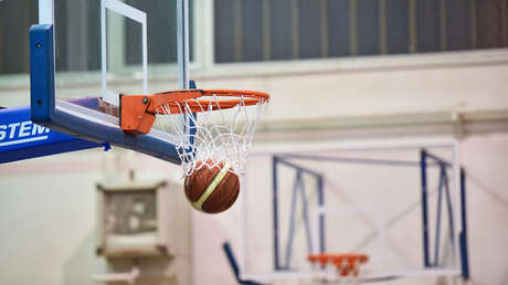 VIDEO: Expulsan de un partido escolar de baloncesto en Texas a un hombre que le gritó al árbitro que regresara a México