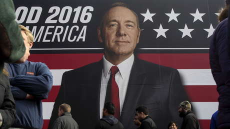 "Mátenlos con amabilidad": Kevin Spacey reaparece encarnando a Frank Underwood en otro extraño video navideño
