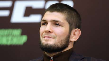 VIDEO: Khabib juega al fútbol con un niño que nació sin piernas y hace realidad su sueño