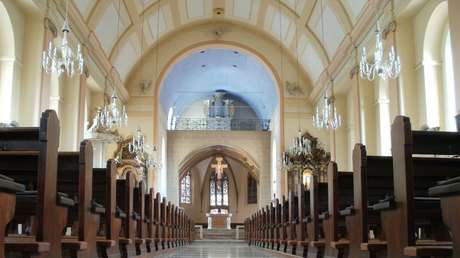 VIDEO: Un sacerdote irlandés sale de la misa de Nochebuena en un monopatín