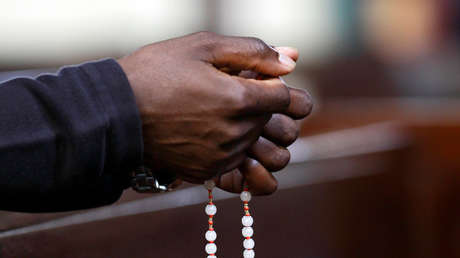 VIDEO: Un pastor invita a los fieles a beber el agua en que se bañó y estos obedecen para recibir bendiciones