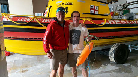 Un tiburón de cinco metros arrastra a un pescador mar adentro