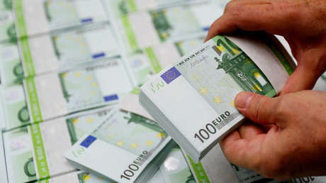 Encuentra en Nochebuena una mochila con más de 17.000 dólares en la calle y se la entrega a la Policía