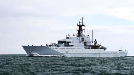 Un buque británico pasa la Navidad vigilando a un barco de entrenamiento ruso