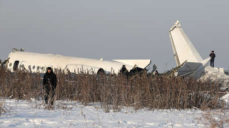Un video muestra labores de rescate junto al ala del avión siniestrado en Kazajistán