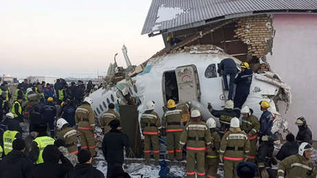 VIDEO, FOTOS: Primeras imágenes desde el lugar del siniestro de un avión de pasajeros en Kazajistán
