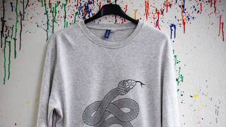 Prohíben a un niño abordar un avión con una camiseta con un dibujo de serpiente (FOTO)