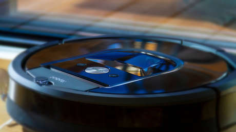 VIDEO: Una pareja avisa a la Policía porque cree que tiene intrusos y resulta ser un robot aspirador