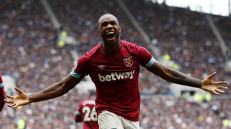 El futbolista Michail Antonio se disfraza de muñeco de nieve y estrella su Lamborghini (VIDEO)