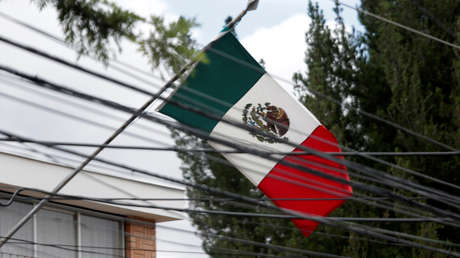 Policías de Bolivia detienen vehículo de diplomática española que ingresó a la Embajada mexicana en La Paz