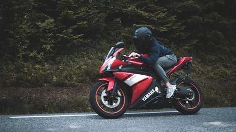 VIDEO: Repartidora de comida sale volando con su moto al explotar una tapa de alcantarilla cuando pasaba por encima