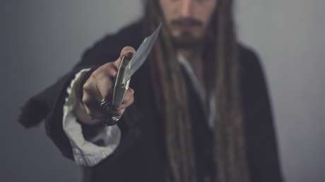 El dueño de una joyería evita a patadas que un ladrón asalte su negocio en Nochebuena