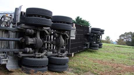 VIDEO: Policías y un equipo de televisión escapan de ser aplastados por un camión fuera de control