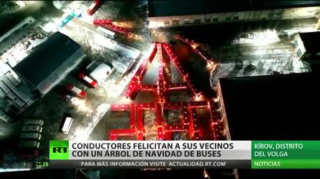Conductores felicitan a sus vecinos con un árbol de Navidad de buses