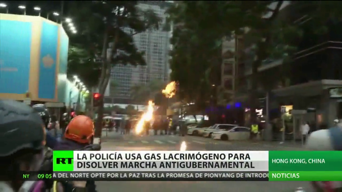 La Policía de Hong Kong emplea gases lacrimógenos para dispersar a miles de manifestantes antigubernamentales