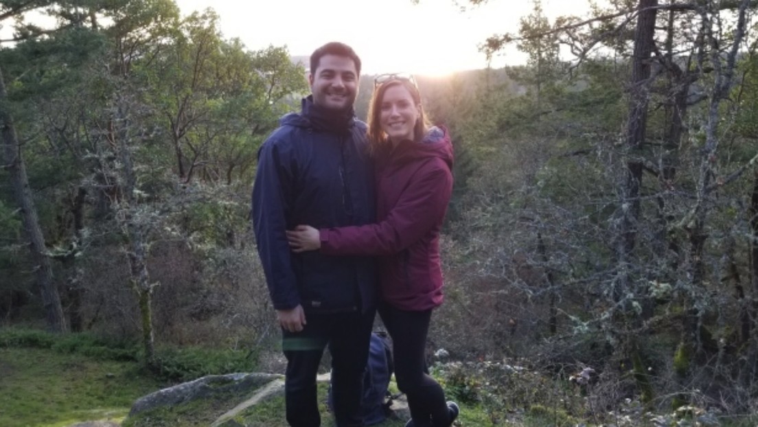 Una pareja recibe ayuda de desconocidos al tratar de fotografiarse y luego descubre que eran el príncipe Enrique y Meghan Markle