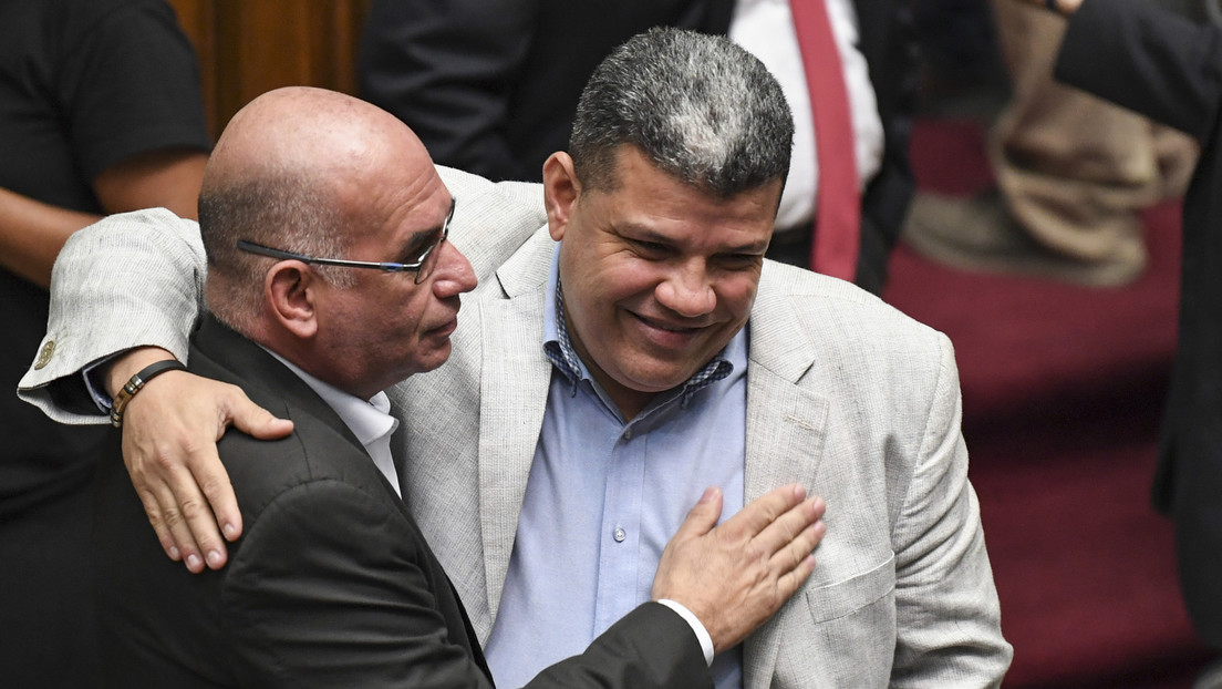 Juan Guaidó es sustituido por Luis Parra como líder de la Asamblea Nacional en desacato de Venezuela