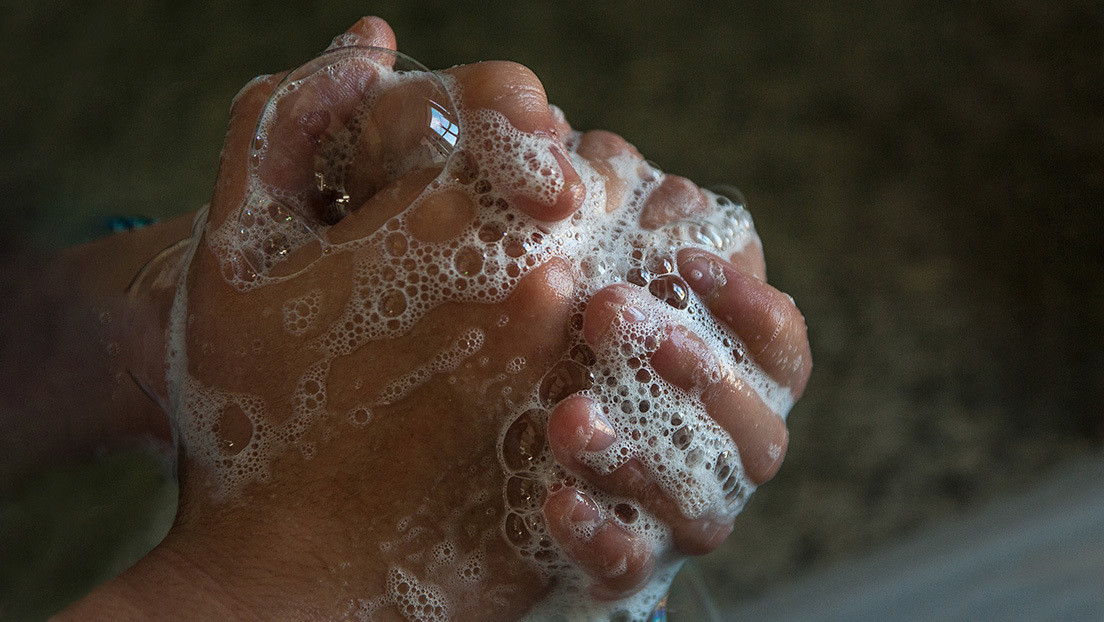 Fiscalía peruana investiga a un político de extrema derecha por entregar jabón a un candidato de piel oscura en un debate electoral (VIDEO)