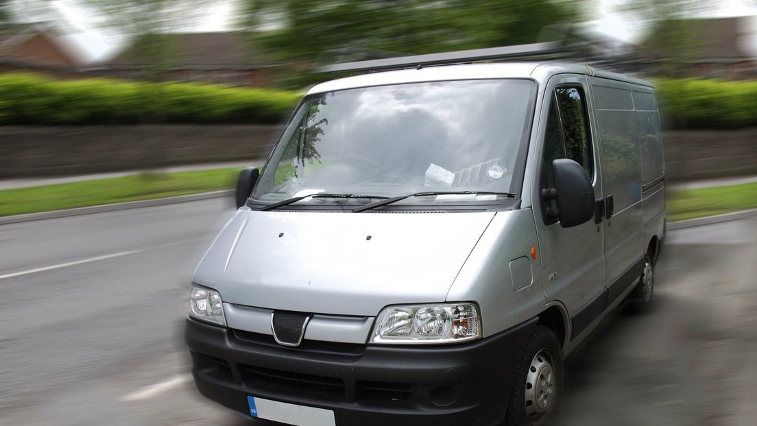 Momento en que una furgoneta choca y sus pasajeros salen despedidos en una autopista de Tailandia